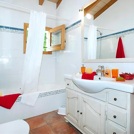 Schoenes In Mit Grossem Pool Holiday home *