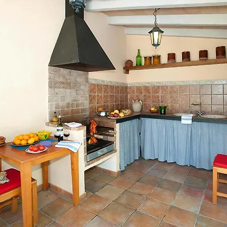 Schoenes In Mit Grossem Pool Holiday home